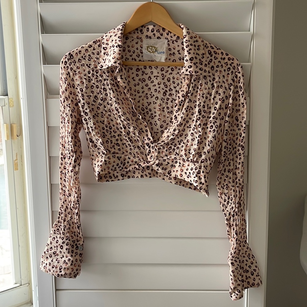 Blue Life Caden Crop Cheetah - light pink with subtle gold stripe
